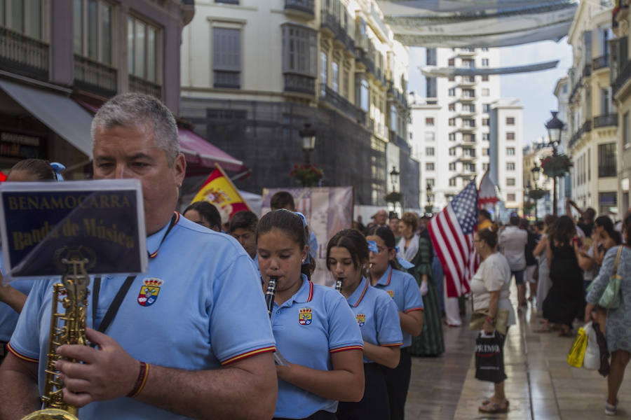 Una colorista marcha con música, banderas de barras y estrellas y predominio de las indumentarias en azul, blanco y rojo tomó ayer la calle Larios y la Plaza de la Constitución para celebrar el Día de la Independencia de EE UU. A las 19.30 horas, el alcalde, Francisco de la Torre; el regidor de Macharaviaya, Antonio Campos; el diputado de Cultura, Víctor González; la cónsul de EE UU en Málaga, Roberta Aaron, y la vicecónsul de España en Pensacola, María Davis, presenciaron el desfile.