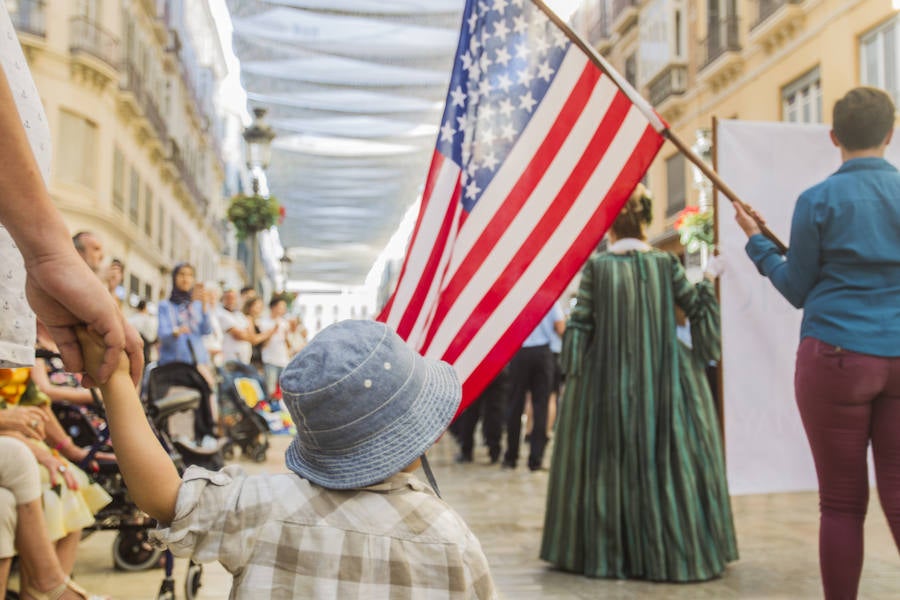 Una colorista marcha con música, banderas de barras y estrellas y predominio de las indumentarias en azul, blanco y rojo tomó ayer la calle Larios y la Plaza de la Constitución para celebrar el Día de la Independencia de EE UU. A las 19.30 horas, el alcalde, Francisco de la Torre; el regidor de Macharaviaya, Antonio Campos; el diputado de Cultura, Víctor González; la cónsul de EE UU en Málaga, Roberta Aaron, y la vicecónsul de España en Pensacola, María Davis, presenciaron el desfile.