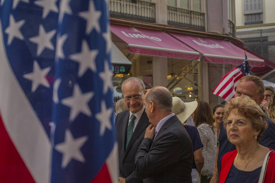 Una colorista marcha con música, banderas de barras y estrellas y predominio de las indumentarias en azul, blanco y rojo tomó ayer la calle Larios y la Plaza de la Constitución para celebrar el Día de la Independencia de EE UU. A las 19.30 horas, el alcalde, Francisco de la Torre; el regidor de Macharaviaya, Antonio Campos; el diputado de Cultura, Víctor González; la cónsul de EE UU en Málaga, Roberta Aaron, y la vicecónsul de España en Pensacola, María Davis, presenciaron el desfile.