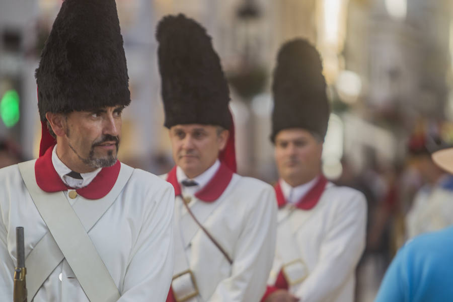 Una colorista marcha con música, banderas de barras y estrellas y predominio de las indumentarias en azul, blanco y rojo tomó ayer la calle Larios y la Plaza de la Constitución para celebrar el Día de la Independencia de EE UU. A las 19.30 horas, el alcalde, Francisco de la Torre; el regidor de Macharaviaya, Antonio Campos; el diputado de Cultura, Víctor González; la cónsul de EE UU en Málaga, Roberta Aaron, y la vicecónsul de España en Pensacola, María Davis, presenciaron el desfile.