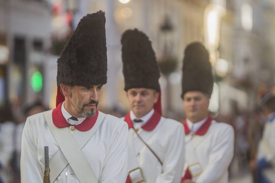 Una colorista marcha con música, banderas de barras y estrellas y predominio de las indumentarias en azul, blanco y rojo tomó ayer la calle Larios y la Plaza de la Constitución para celebrar el Día de la Independencia de EE UU. A las 19.30 horas, el alcalde, Francisco de la Torre; el regidor de Macharaviaya, Antonio Campos; el diputado de Cultura, Víctor González; la cónsul de EE UU en Málaga, Roberta Aaron, y la vicecónsul de España en Pensacola, María Davis, presenciaron el desfile.