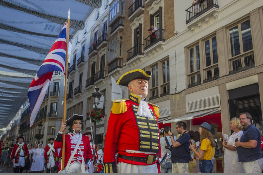 Una colorista marcha con música, banderas de barras y estrellas y predominio de las indumentarias en azul, blanco y rojo tomó ayer la calle Larios y la Plaza de la Constitución para celebrar el Día de la Independencia de EE UU. A las 19.30 horas, el alcalde, Francisco de la Torre; el regidor de Macharaviaya, Antonio Campos; el diputado de Cultura, Víctor González; la cónsul de EE UU en Málaga, Roberta Aaron, y la vicecónsul de España en Pensacola, María Davis, presenciaron el desfile.