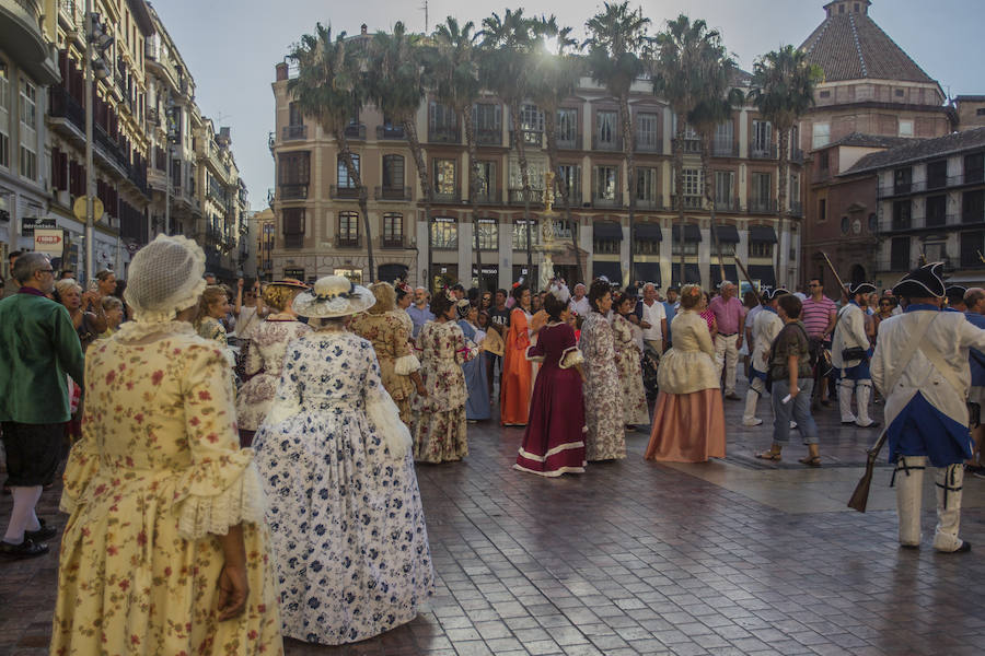 Una colorista marcha con música, banderas de barras y estrellas y predominio de las indumentarias en azul, blanco y rojo tomó ayer la calle Larios y la Plaza de la Constitución para celebrar el Día de la Independencia de EE UU. A las 19.30 horas, el alcalde, Francisco de la Torre; el regidor de Macharaviaya, Antonio Campos; el diputado de Cultura, Víctor González; la cónsul de EE UU en Málaga, Roberta Aaron, y la vicecónsul de España en Pensacola, María Davis, presenciaron el desfile.