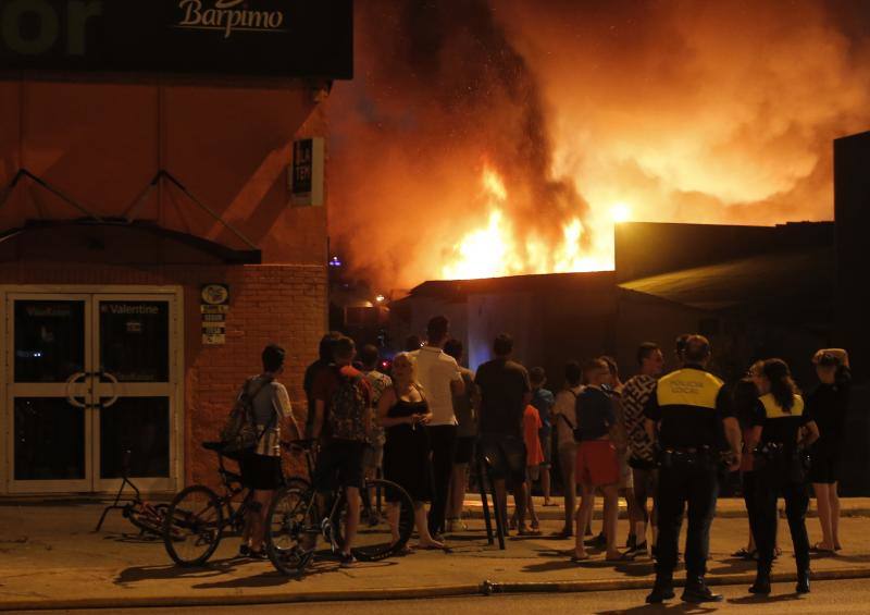 Los bomberos consiguieron controlar el fuego pasada la medianoche 