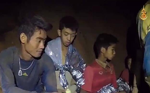 Varios de los chavales encerrados en la cueva. 