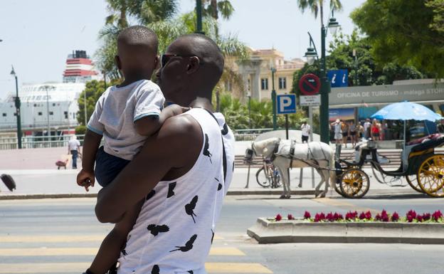 Imagen principal - Soulemanou recorre el centro comercial y turístico de Málaga, antes de regresar con su hijo al hospedaje que le ha facilitado Cruz Roja.