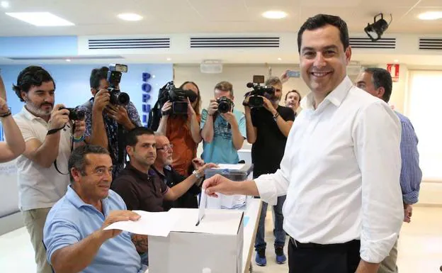 Juanma Moreno votó a primera hora de la tarde en Málaga. 