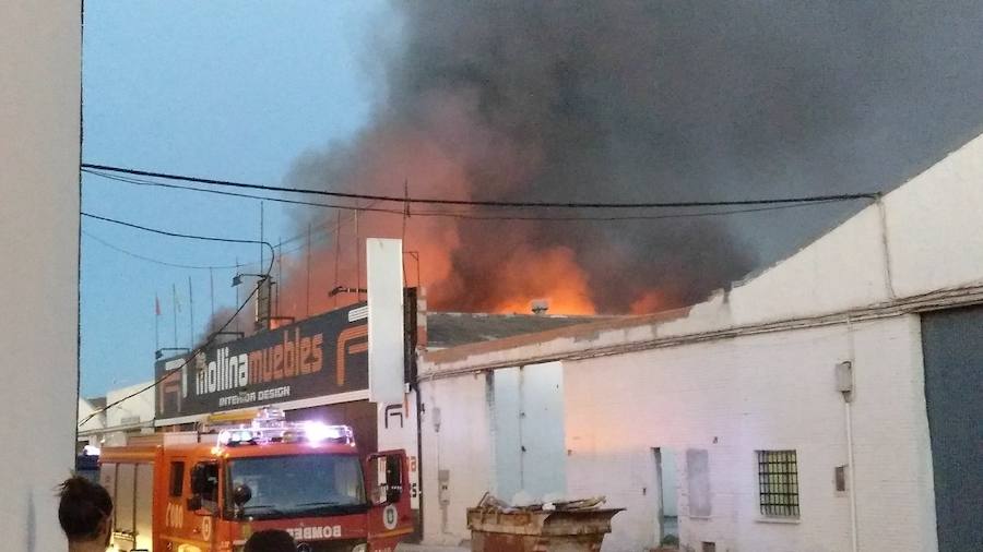 Los bomberos consiguieron controlar el fuego pasada la medianoche 