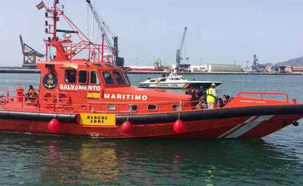 Trasladan a Málaga a 80 personas rescatadas de dos pateras