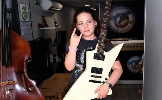 Blanca Samper, con la guitarra durante un concierto de su grupo Devils in the Sky. 