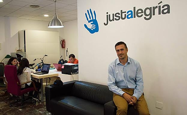 Pepe Olalla, en la sede de Justalegría, en El Perchel, con parte de su equipo. 