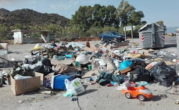 La basura se acumula en el Ventorrillo de Las Cruces, entre Campanillas y Puerto de la Torre. 