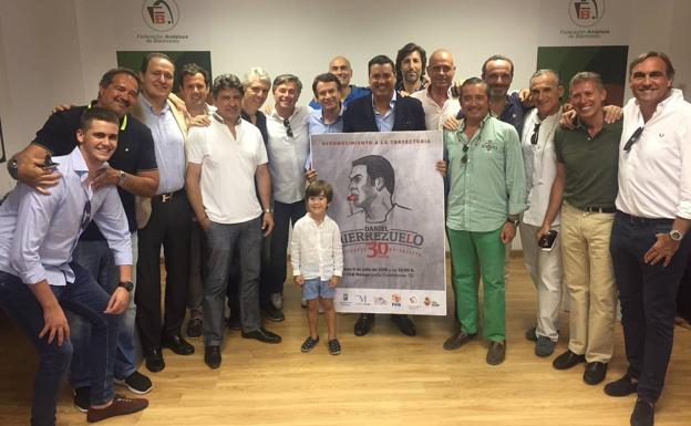 Imagen del merecido homenaje al colegiado internacional.