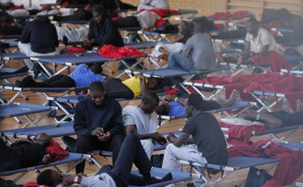 Vuelven a habilitar el polideportivo de Tiro de Pichón para albergar a las personas rescatadas ayer en pateras y trasladadas a Málaga