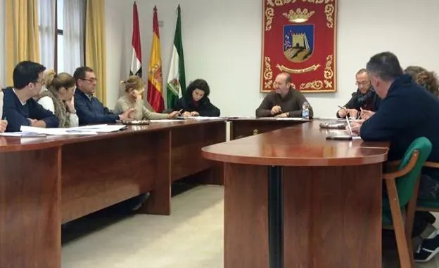 Imagen de archivo de un pleno en el Ayuntamiento de Alozaina. 