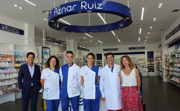 El equipo de Farmacia Aznar Ruiz junto a Nicolás Toro (izquierda) y Ana Sarmiento (derecha).