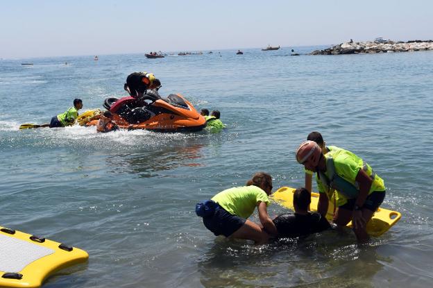 Simulacro de accidente de embarcaciones ayer en la playa de El Rodeíto. 