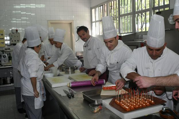 Alumnos de una clase de cocina en el Bellamar con el cocinero Aitor Perurena. :: j-l. archivo