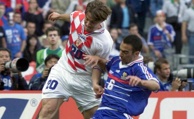 Dario Simic, en una acción ante el francés Youri Djorkaeff. 