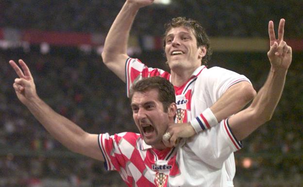 Igor Stimac celebra junto a Slaven Bilic el gol que anotó Davor Suker en las semifinales del Mundial de Francia ante la anfitriona. 