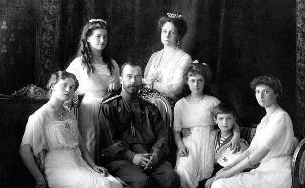 La familia imperial al completo. De izquierda a derecha, María, Tatiana. Nicolás, Alejandra, Anastasia, Alexis y Olga.