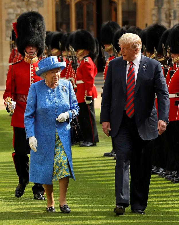 Trump durante su audiencia de ayer con la reina Isabel II, en el castillo de Windsor. :: Matt Dunham / reuters