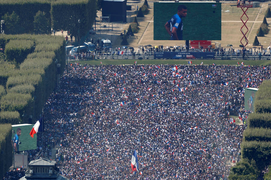 Los franceses se han echado a las calles de París apra celebrar el Mundial que ha ganado su selección en rusia.