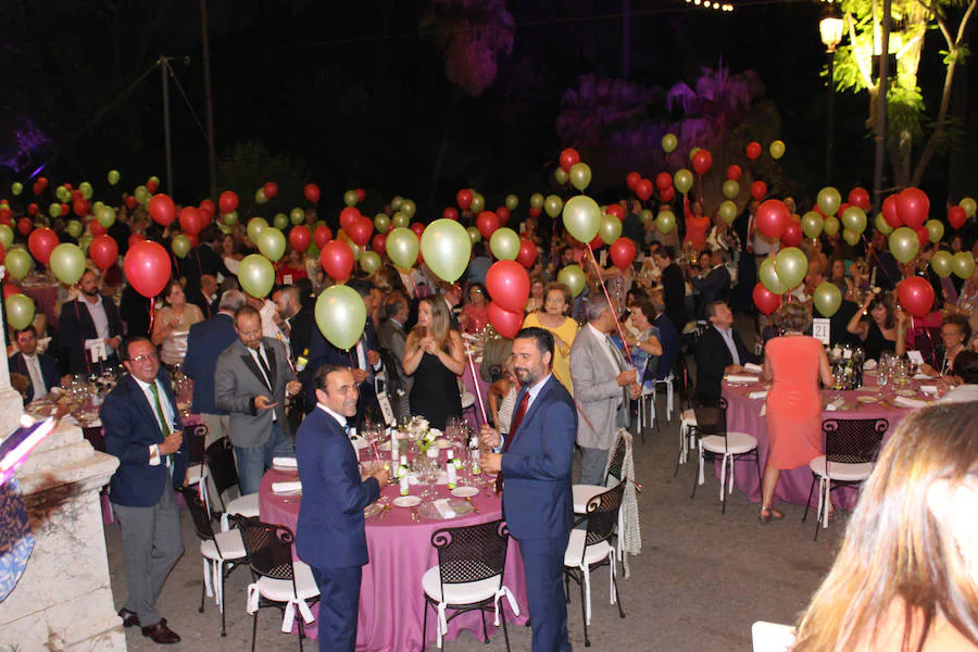 Un momento de la gala anual de la Fundación Andrés Olivares, en la que se soltaron 600 globos rojos y verdes.