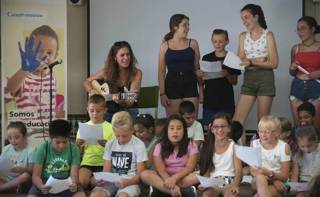 María Peláez, junto a los niños. 