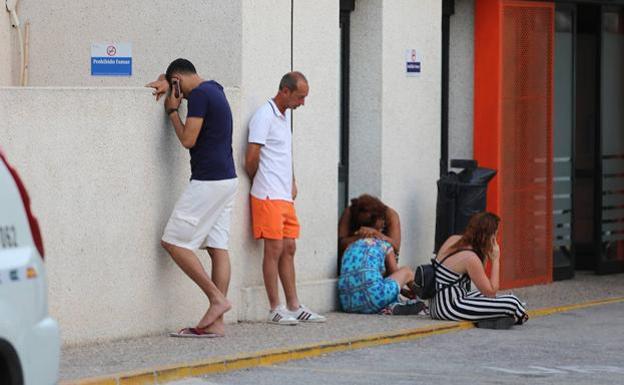 Familiares de la víctima lloran desconsolados en la puerta de urgencias del Rafael Méndez. 