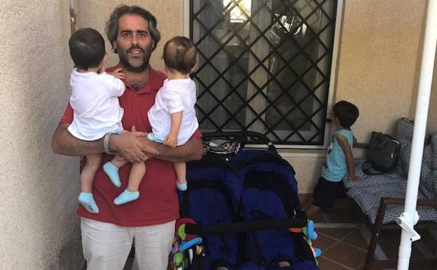 Juan José Ruiz junto a sus hijos y el carrito en el que fue encontrada la culebra