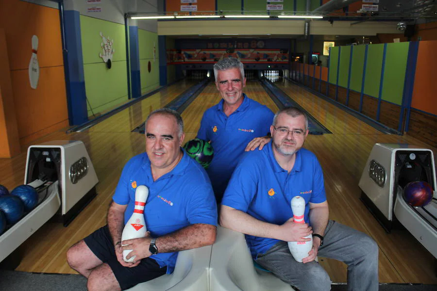 De izquierda a derecha: Valentín Jiménez, Luis Jiménez y Francis Garrida, gerentes de Bowling 80.