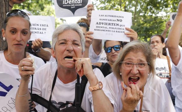 Afectadas por el cierre de iDental, protestando ayer frente al Ministerio de Sanidad. 