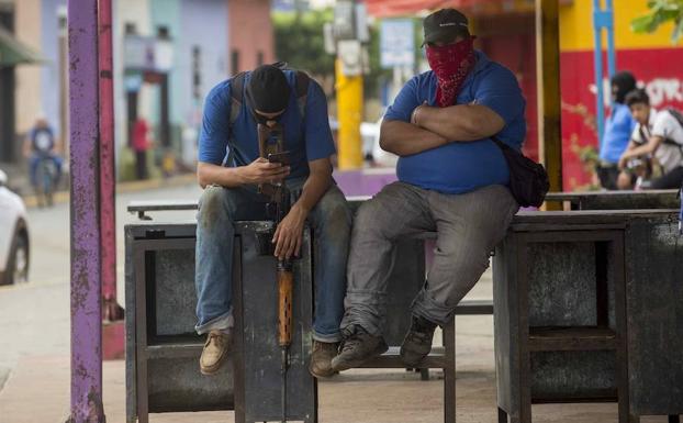 Varias personas con la cara tapada vigilan las calles hoy, miércoles 18 de julio de 2018, en la ciudad de Masaya (Nicaragua). 