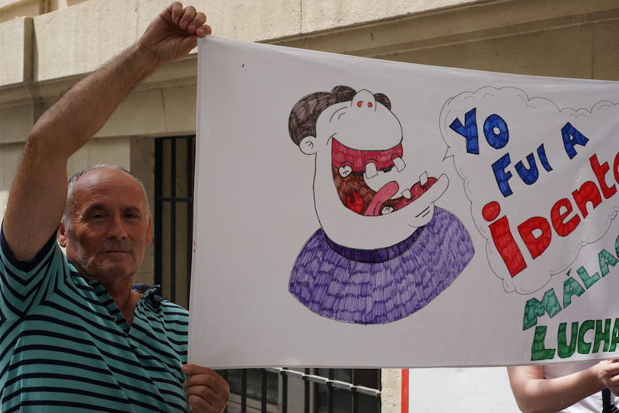 JUAN LÓPEZ, 61 años: “Tengo diez implantes puestos, pero todavía no me han puesto los implantes. Sigo pagando todavía, aunque el abogado ya nos ha dicho que en breve podremos parar de pagar. Lo de las financieras es una vergüenza”
