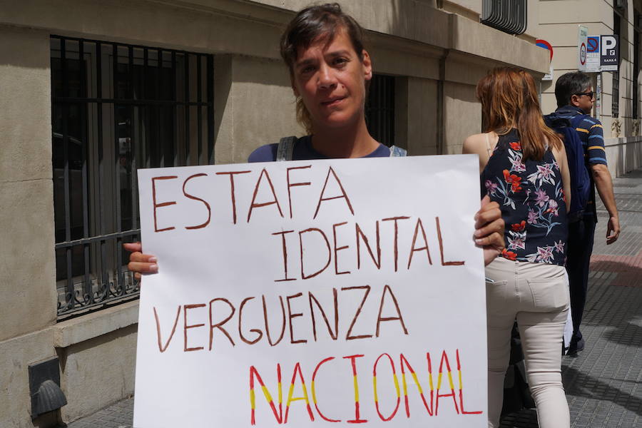 ROCÍO PÉREZ, 40 años: “Fuimos a iDental porque supuestamente te daban subvenciones, aunque no te decían que no eran del Estado. Te daban un presupuesto elevado y con lo que te rebajaban se te quedaba mucho mejor. Arreglarme la dentadura en la calle costaba 10.000 euros y con ellos 4.000. Y ahora me encuentro con que no me han hecho ni la mitad del presupuesto. Me han dejado sin dientes y pagando”