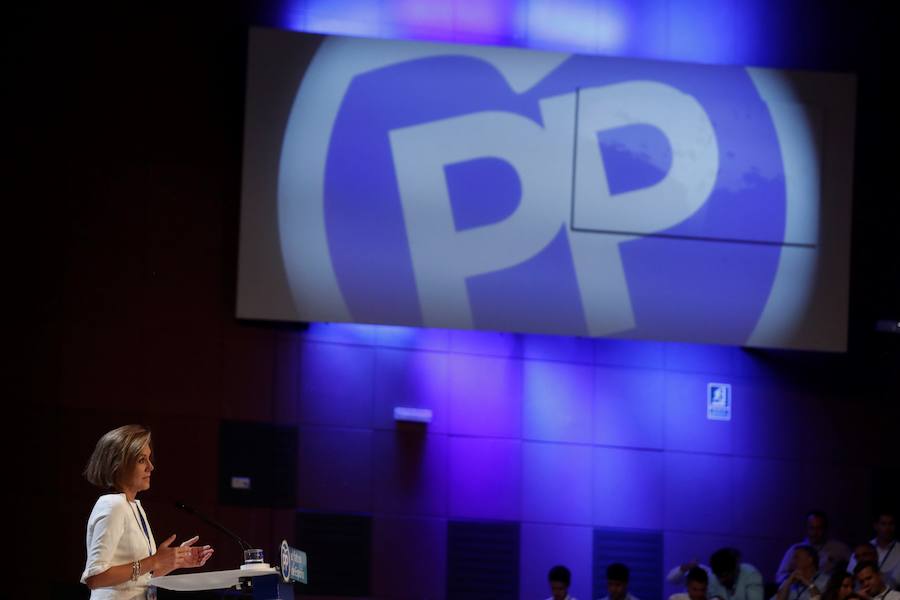 La secretaria general del PP, María Dolores de Cospedal, se ha despedido hoy del cargo que ha ocupado durante diez años entregando el testigo a quien le suceda «con la conciencia tranquila, sin cuentas pendientes» y con su lealtad «intacta» al PP y al todavía presidente, Mariano Rajoy. Por su parte, el presidente del PP, Mariano Rajoy, ha asegurado , en la recta final del discurso de su despedida, que se va como líder, pero que eso no significa que abandone el partido. «Me aparto, pero no me voy», ha aseverado, tras puntualizar que espera que se interprete «bien» esta afirmación.