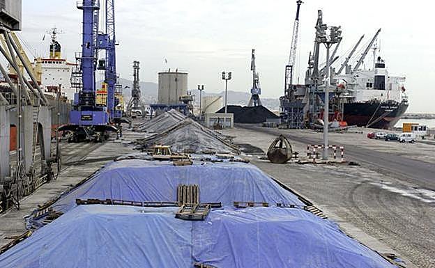 Imagen de archivo de graneles en el Puerto de Málaga. 