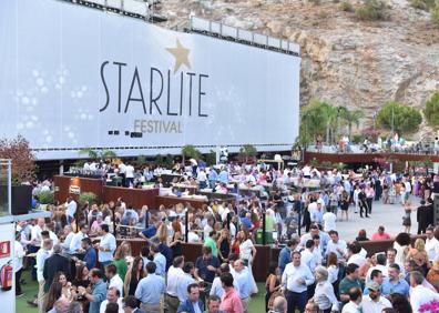 Imagen secundaria 1 - Manuel Valls, a la derecha. El público del evento y, por úlrtimo, Sting durante el concierto