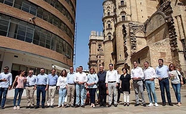 Sáenz de Santamaría (quinta por la derecha) en Málaga durante la primera vuelta de la campaña. 