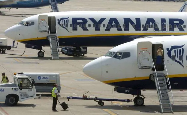 Aviones de Ryanair se preparan en la pista del aeropuerto para nuevas operaciones.