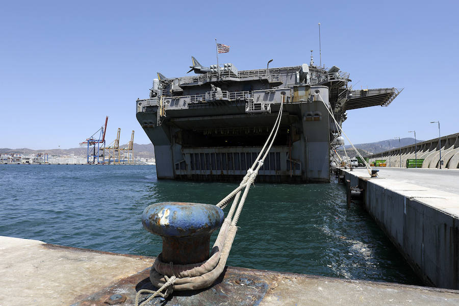 El portaaeronaves norteamericano USS Iwo Jima se encuentra atracado en el puerto de Málaga este fin de semana para dar descanso a los más de 2.500 militares que lleva a bordo, unos 1400 marines y otros 1.100 personal de marinería, tras permanecer seis meses de misión en Oriente Medio