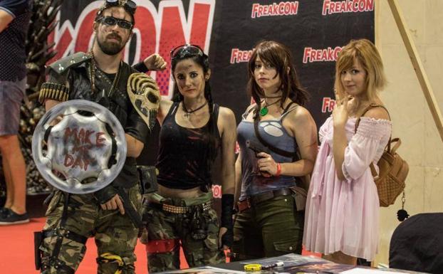 Cuatro jóvenes con diferentes cosplays.