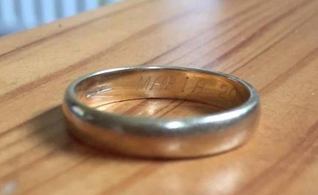 El anillo, en la foto compartida por Anne Busch.