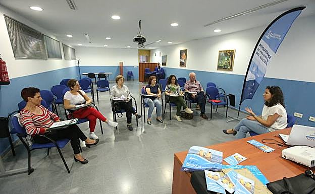 Noelia Espinosa (derecha), con el grupo de terapia del programa 'Razones para vivir'.