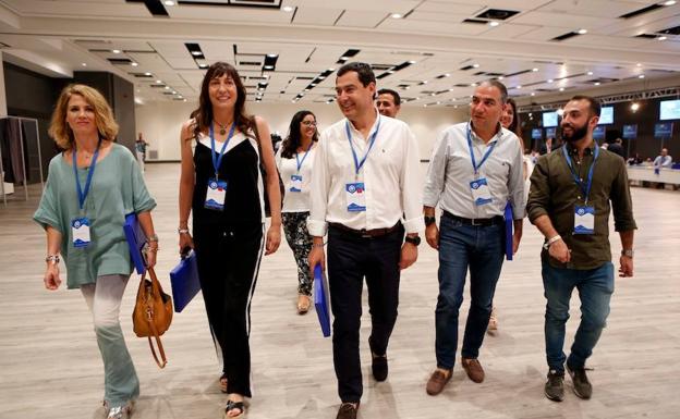 Loles López y Juanma Moreno, en el congreso. 