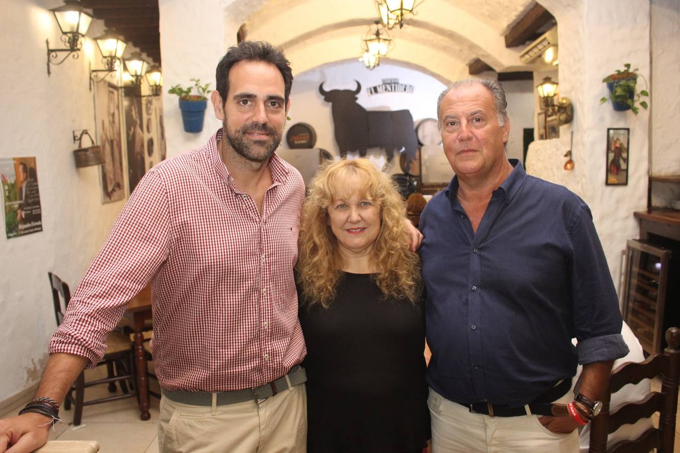 El Mentidero Cultural celebra su última reunión antes de las vacaciones de verano. Javier Frutos, Isabel Romero y José Antonio Fernández García.