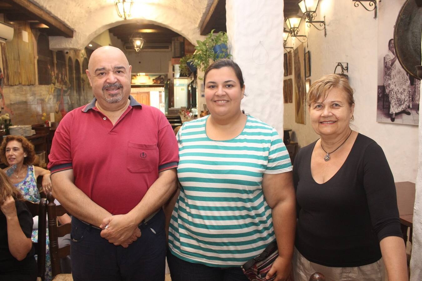 El Mentidero Cultural celebra su última reunión antes de las vacaciones de verano. José Luis, Elena Flores y Carmen Soto.