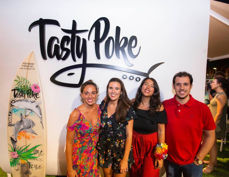 María Martín, Prado Flores, Beatriz Flores y Román González durante la fiesta de inauguración de Tasty Poke.