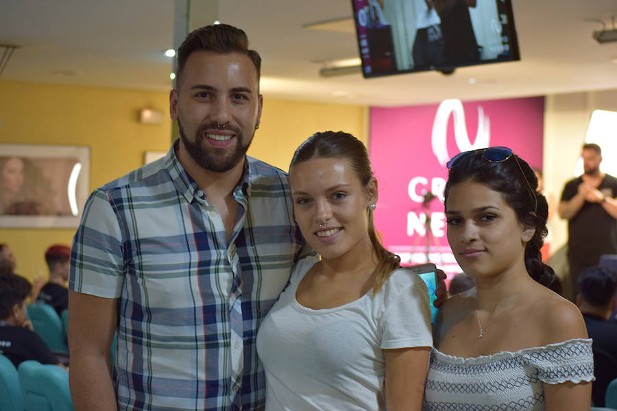 Antonio Jesús Valero, Ana Belén Fernández y Andrea Ramos durante la exhibición del barbero Víctor Rubert en Nebro.